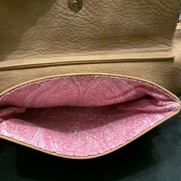 Shiraleah Chicago crossbody/purse in Tan. Like new, used once. Vegan leather. - Picture 2 of 6